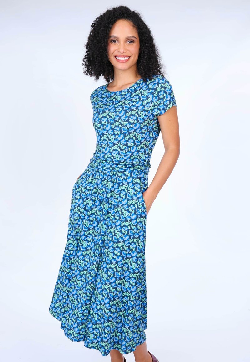 Blumenkleid in Blau- und Grüntönen, kurze Ärmel, runder Halsausschnitt, tailliert, Midi-Länge, weicher Stoff mit einem fließenden Rock.