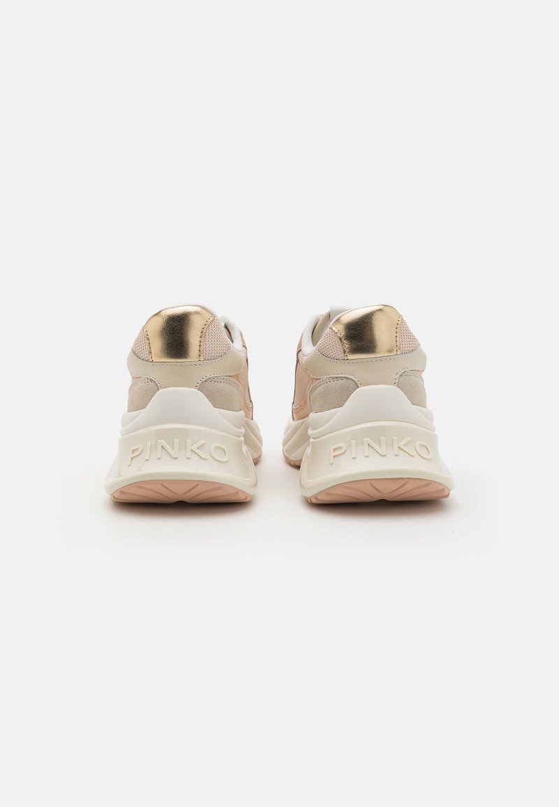 Baskets dans une teinte beige clair et or, avec une tige en mesh et une épaisse semelle blanche portant le nom de marque "PINKO" en relief.