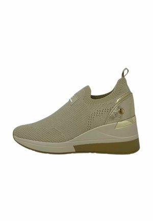 Sneakers in maglia beige con un design testurizzato, dotati di un sottile accento dorato sul retro e di una suola imbottita per il massimo comfort.