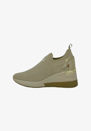 Zapatillas de punto beige con un diseño texturizado, con un sutil acento dorado en la parte trasera y una suela acolchada para mayor comodidad.