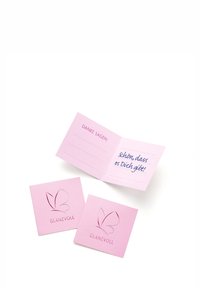 Set ružičastih čestitki s dizajnom leptira i urezanim tekstom. Uključuje presavijenu čestitku i dvije kvadratne čestitke sa natpisom "GLANZVOLL".