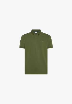 Polo de manga corta color verde oliva con dos botones, pequeño logo bordado azul en el pecho y ribete marrón contrastante en el cuello y los bordes de las mangas.