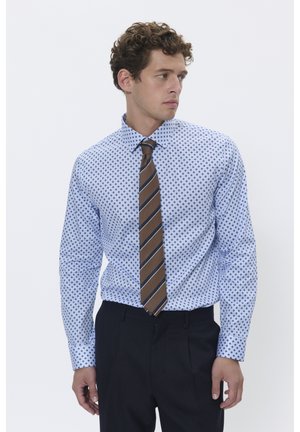 Hellblaues Hemd mit dunkelblauem Rautenmuster, Button-Down-Kragen und langen Ärmeln, kombiniert mit einer braun-navy gestreiften Krawatte.