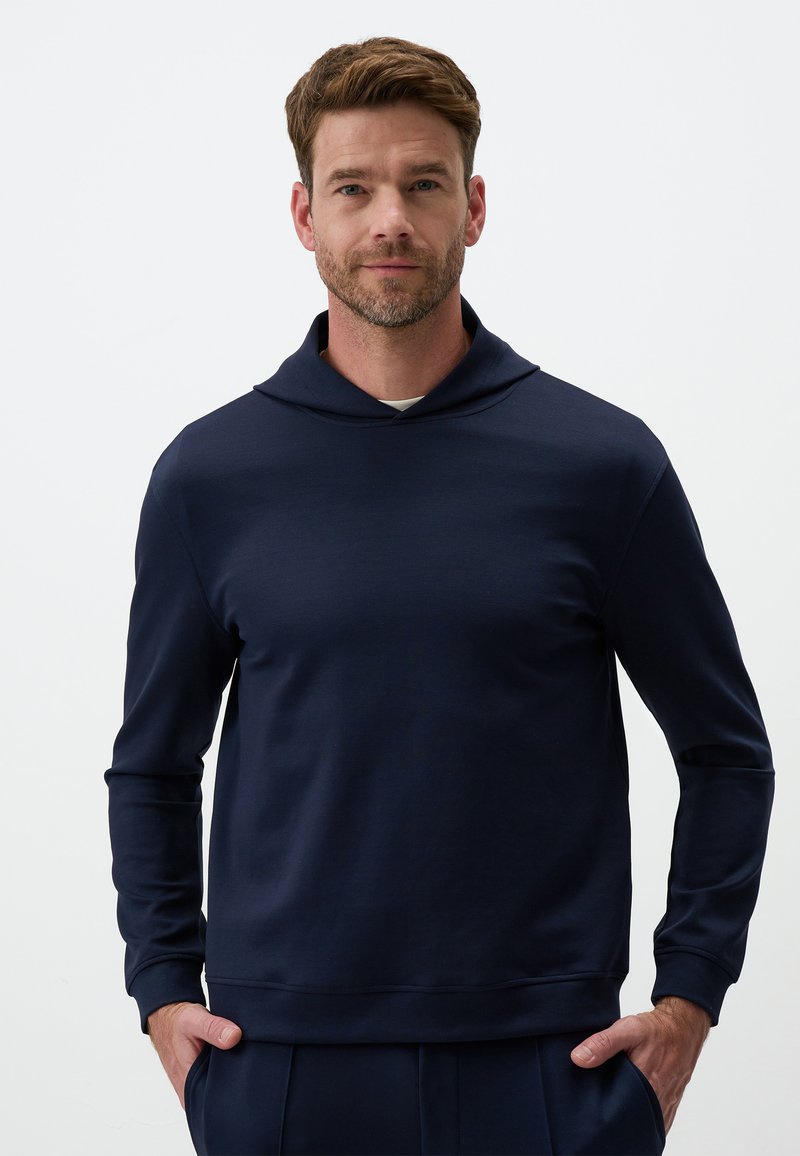 Felpa blu navy realizzata in tessuto liscio, con vestibilità comoda, collo alto e maniche lunghe con polsini a coste.