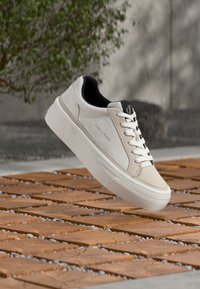 Επιλέχθηκε, bright white/black