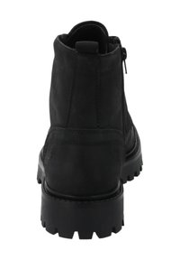 Botas de tobillo negras de ante con un acabado texturizado, cierre de cremallera y suela de goma rugosa con surcos profundos para mayor tracción.