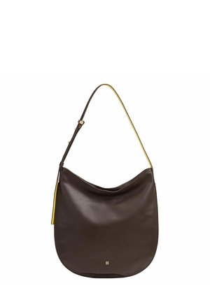 Bruine leren schoudertas met een ronde vorm, voorzien van een gele accent op de schouderband en een gouden logo-detail aan de onderkant.