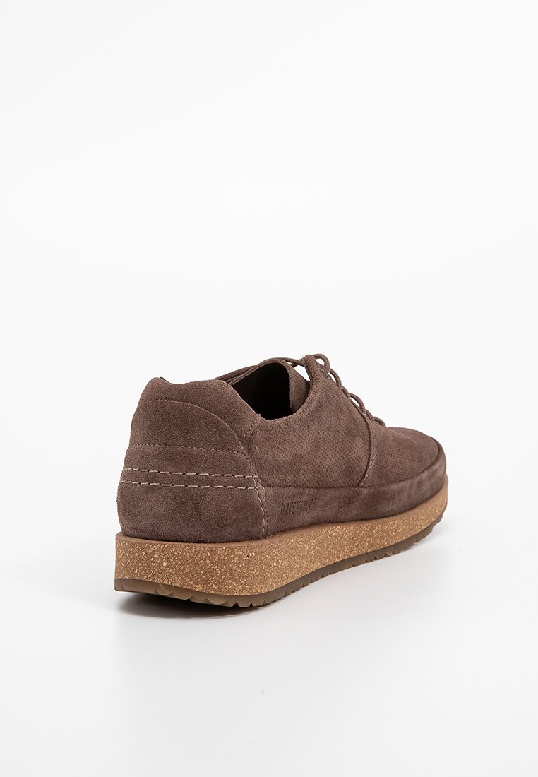 Braune Wildleder-Sneaker mit strukturierter Oberfläche, runder Zehenform und korkähnlicher Sohle. Verfügt über Schnürsenkel und dezente Nähdetails an der Rückseite.