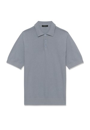 Hellblaues Kurzarm-Poloshirt mit geripptem Muster, dreiknöpfiger Knopfleiste, Kragen und enganliegenden Bündchen, flach auf weißem Hintergrund liegend.