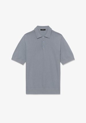 Hellblaues Kurzarm-Poloshirt mit geripptem Muster, dreiknöpfiger Knopfleiste, Kragen und enganliegenden Bündchen, flach auf weißem Hintergrund liegend.