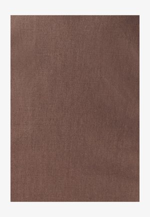 Smeđi teksturirani materijal s suptilnim, tkanim uzorkom, koji pokazuje mat finiš pogodan za tapetiranje ili odjeću.