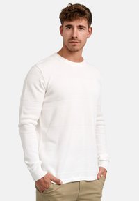 Weißer strukturierter Strickpullover mit langen Ärmeln und Rundhalsausschnitt, der horizontale Rippen- und diagonale Muster aufweist. Glattes Material, lockere Passform.