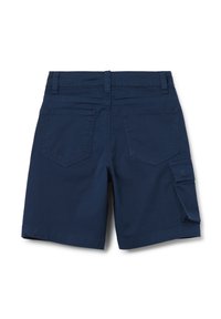 Pantalones cortos cargo azul marino hechos de tela de algodón, con un frente plano, dos bolsillos traseros y un bolsillo lateral para mayor utilidad.