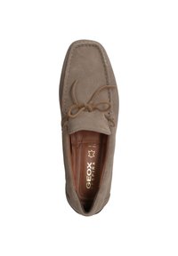 Braune Wildleder-Pantoffeln mit genähten Kanten und einer Schleifenapplikation. Braunes Leder-Innenfutter mit geprägt Logo. Flaches Sohlen-Design.