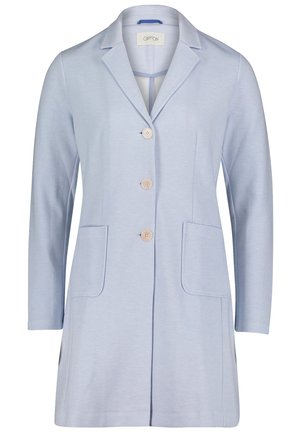 Lichtblauwe, op maat gemaakte jas met drie beige knopen, een notched kraag, lange mouwen en twee opgestikte zakken aan de voorkant.