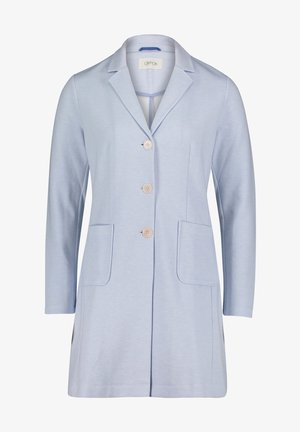 Manteau bleu clair sur mesure avec trois boutons beige, col cranté, manches longues et deux poches plaquées à l'avant.