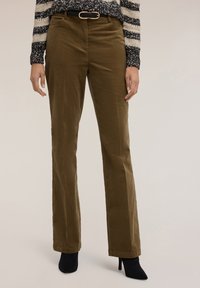 Olivově zelené kalhoty rovného střihu vyrobené z měkké tkaniny, s klasickým pasem, bočními kapsami a širokým páskem se zlatou sponou.