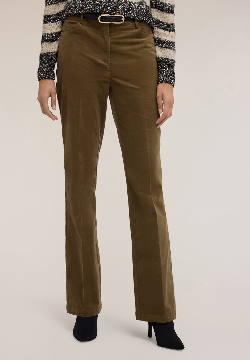 Olivově zelené kalhoty rovného střihu vyrobené z měkké tkaniny, s klasickým pasem, bočními kapsami a širokým páskem se zlatou sponou.