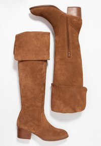 KIOMI Botas mosqueteras - cognac