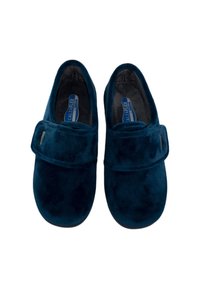 Zapatillas de felpa azul marino con punta cerrada y banda de velcro. Textura suave con forma redonda y diseño minimalista.