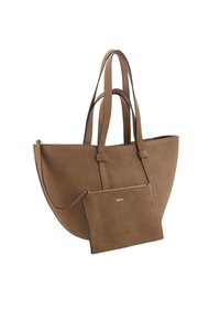 Borsa a tracolla in suede marrone con lati allungati, due manici e una pochette con zip abbinata. La pochette presenta un logo in rilievo dorato discreto.