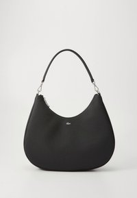 Černá kabelka typu hobo z texturovaného syntetického materiálu, má zakřivený tvar, jednu rukojeť a stříbrný detail loga na přední straně.