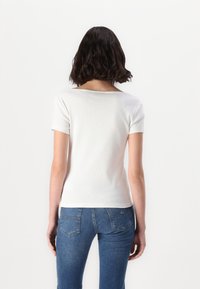 Tommy Jeans SLIM HENLEY - T-shirts - white