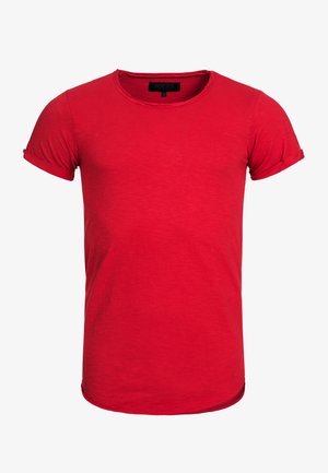 Rode katoenen t-shirt met een ronde halslijn, korte opgerolde mouwen en een licht gebogen zoom. De stof heeft een subtiele textuur en is getailleerd.