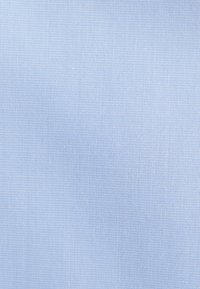 Lichtblauw geweven stof met een fijne, uniforme textuur en een subtiel breipatroon dat overal op het oppervlak zichtbaar is.