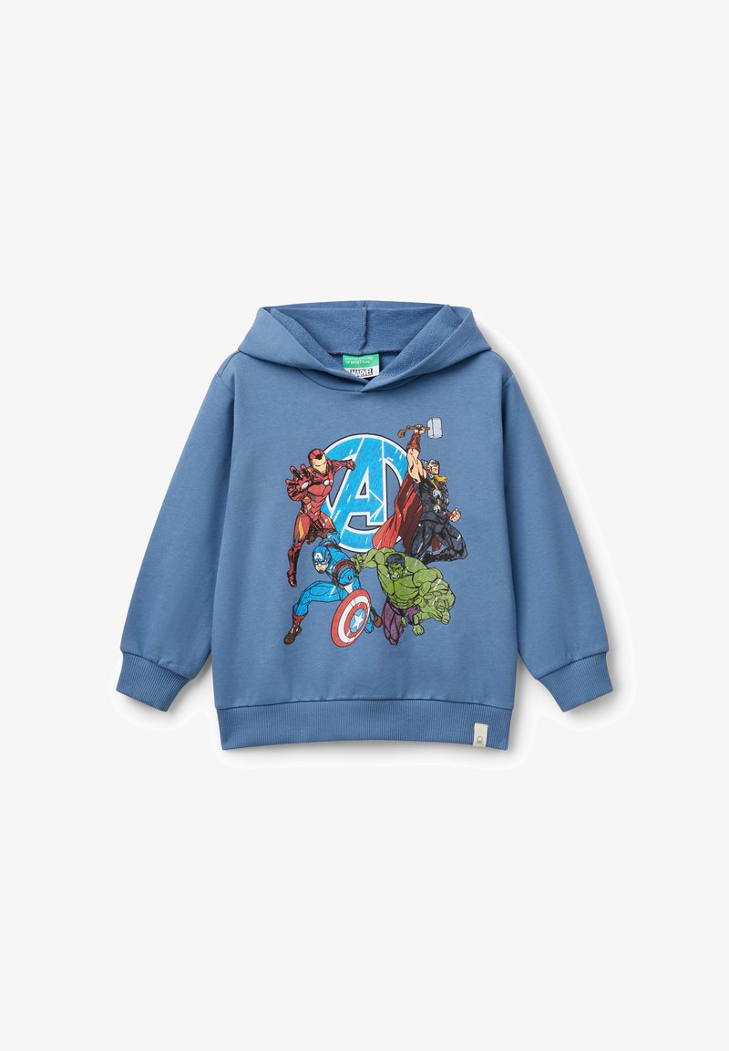 Modrá mikina s kapucí vyrobená z jemného materiálu, která má na přední straně grafiku superhrdinů Marvel: Iron Mana, Thora, Kapitána Ameriky a Hulka.