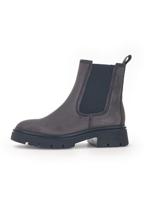 Bottine Chelsea en cuir gris foncé avec panneau latéral élastique noir, languette d'extraction, semelle épaisse et petit talon sur fond blanc.