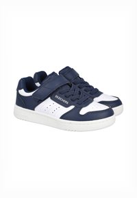 Un par de zapatillas Skechers en azul marino y blanco con cordones y una correa de Velcro, que cuentan con detalles perforados y un logo de la marca en el lateral.
