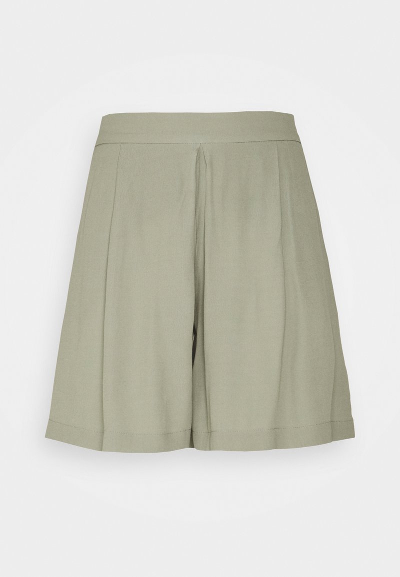 Shorts plissés en tissu doux vert clair avec une texture lisse. Dotés d'une ceinture large et d'une coupe droite et décontractée. Sans poches.