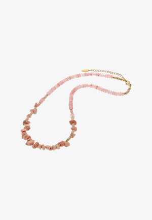 Ketting met roze ronde kralen, afgewisseld met onregelmatig gevormde beige en roze steenkralen, afgewerkt met een gouden kettinkje en sluiting.