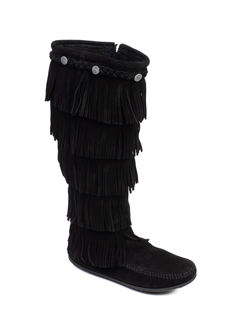 Stivaletti in suede neri con dettagli in frange a strati, accenti intrecciati lungo la parte superiore e suola piatta con cuciture visibili.