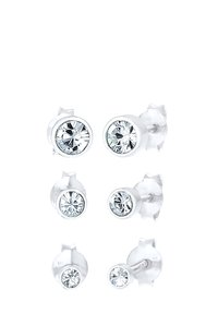 Tri para srebrnih naušnica sa sjajnim okruglo rezanim dragim kamenjem u malim, srednjim i velikim veličinama, postavljene okomito na bijelu pozadinu.