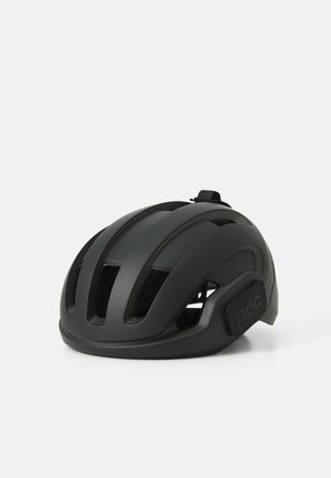 Casco de ciclismo negro con un acabado mate suave, múltiples ranuras de ventilación y una correa de ajuste segura que presenta un logo en el lado.