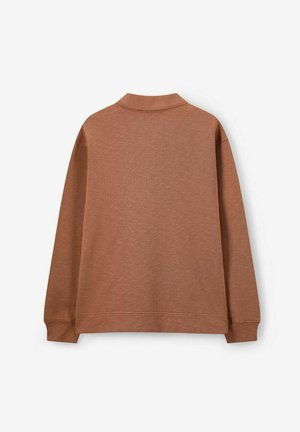 Bruine pullover trui met een gestructureerd oppervlak, lange mouwen en een zachte kraag. Heeft een ontspannen pasvorm en ribgebreide manchetten en onderrand.