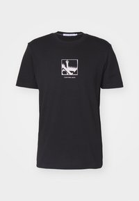 Calvin Klein Jeans GRID BOX TEE - Trükipildiga T-särk - black