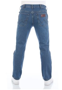 Jeans in denim blu scuro con design a gamba dritta, cinque tasche e una toppa in pelle marrone sul retro. Presentano dettagli di cucitura in contrasto.