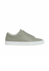 Sneakers din piele gri deschis cu un finisaj texturat, talpă din cauciuc albă, design cu șireturi și stil minimalist.
