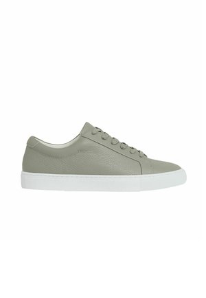 Sneakers din piele gri deschis cu un finisaj texturat, talpă din cauciuc albă, design cu șireturi și stil minimalist.