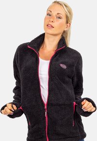 Schwarze Fleecejacke mit pinkem Reißverschluss und Akzenten, ausgestattet mit einem Stehkragen und seitlichen Taschen. Weicher Stoff, lässiger Stil.