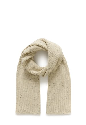 Beige gebreide wollen sjaal met subtiele zwarte vlekjes, in het midden gevouwen en geknoopt op een witte achtergrond.