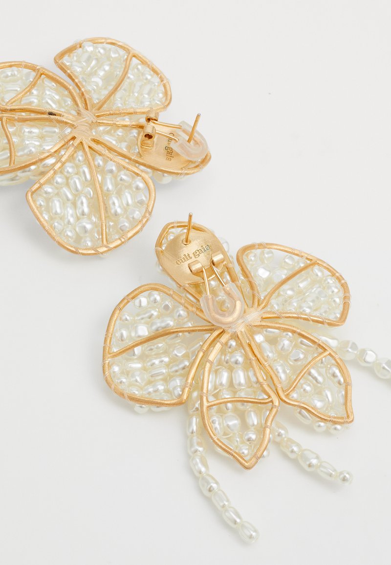 Orecchini a forma di farfalla in tono oro, con dettagli in perle e un design tridimensionale. Presentano una chiusura a cerniera per un'indossabilità sicura.