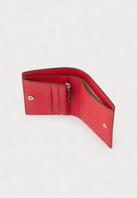 Rote Lederbörse mit mehreren Kartenfächern, einer Reißverschlusstasche und einem Druckknopfverschluss. Glatte Textur und kontrastierender schwarzer Besatz.