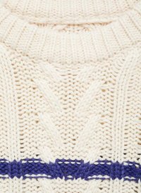 Maglione lavorato a maglia crema con un motivo a treccia testurizzato e una striscia orizzontale blu solida. Il filato spesso gli conferisce un aspetto massiccio.
