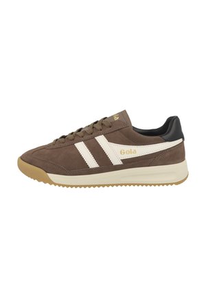 Bruine suède Gola-sneaker met beige strepen, gouden logo, zwarte hielkraag, beige zool en buitenzool van gumrubber, zijaanzicht.