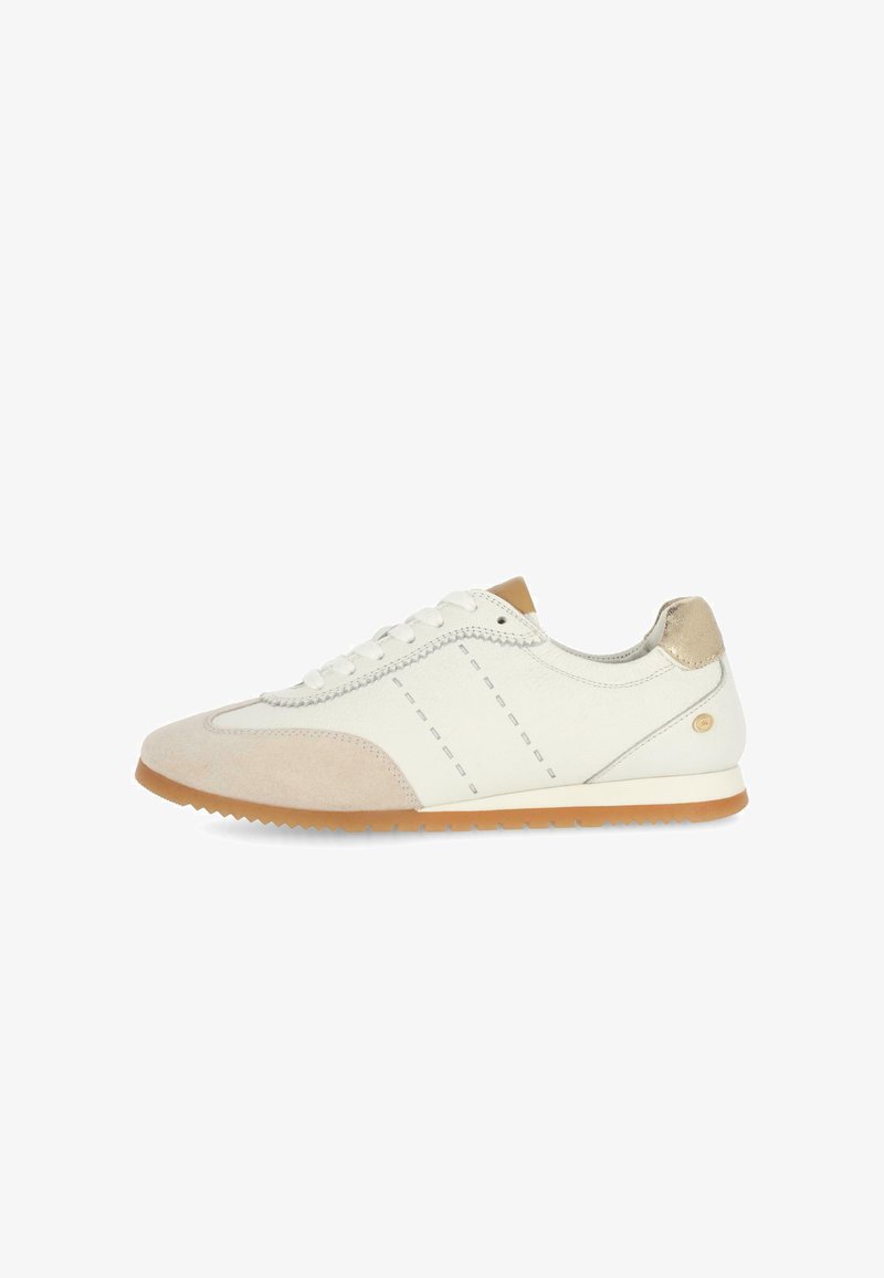Baskets blanches de sport avec un capuchon en suède, un accent de talon beige clair, des coutures grises et une semelle en caoutchouc caramel. Des lacets plats assurent un bon maintien.