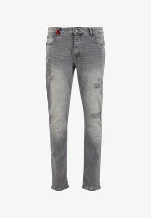 Svetlosivé denimové nohavice s opotrebovanými oblasťami, s akcentmi striekania a červeným logom na páse. Priamy strih, klasický päť vreckový štýl.